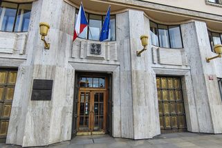 Ministerstvo podá trestní oznámení na ZPMV: Kontrola odhalila obří odměny i přes hluboké ztráty